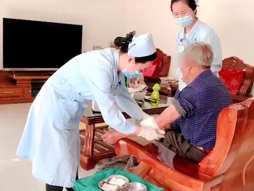 【保山安利醫(yī)院】82歲爺爺與老伴居家，在院手術(shù)后換藥不便，居家護(hù)理上門服務(wù)解難題