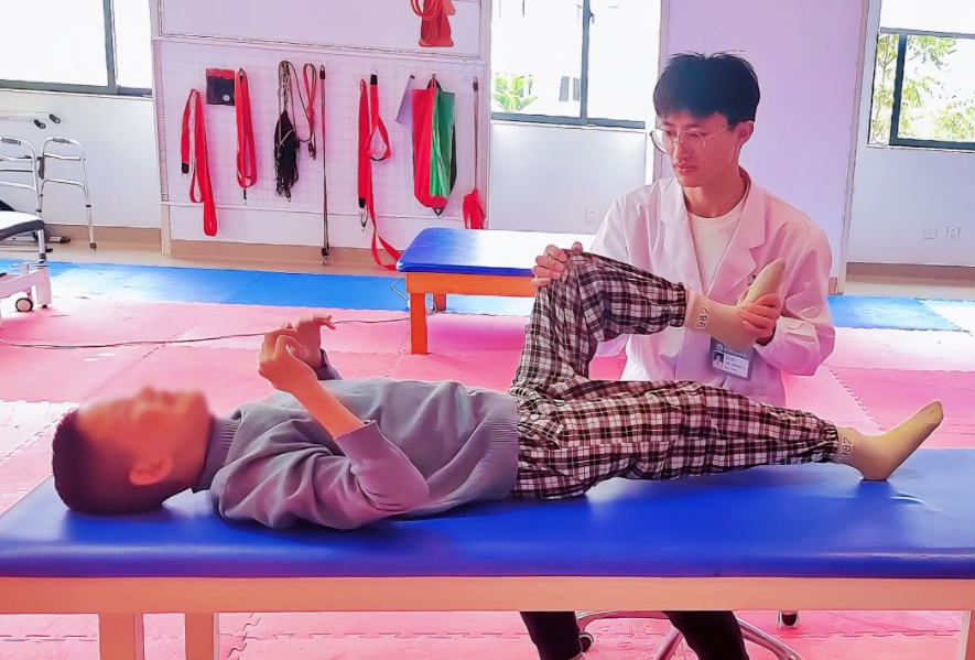 西藏12歲腦癱女孩千里求醫(yī)，綜合康復(fù)治療顯成效